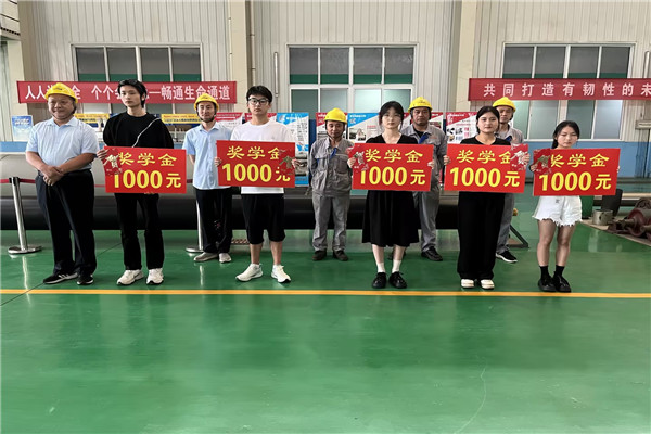 濟南天盟熱噴塗公司是一家關注員工和學生福利企業，不僅致力於技術的傳承，更關注著學生的成長和發展。在公司董事長的關懷下，不僅提供了1000元的企業學生援助，還為學生們提供了溫暖的幫助和支持。  濟南天盟董事長薛雲領上台致辭，考上大學是人生關鍵轉折點，也是一個新的起點。集團公司非常關心職工子弟的健康成長，多年來一直用愛心助學的方式，幫助集團內員工的子女順利完成學業，為社會培育人才，為職工解決後顧之憂。在公司董事長的致辭中，他強調了企業的社會責任和對員工和學生的關愛。他表示，企業不僅要在技術和產業上不斷創新，更要關注員工和學生的成長。因此，公司決定設立了1000元的企業學生援助，幫助學生順利完成學業。這一舉措得到了員工和學生的一致好評，也展現了濟南天盟熱噴塗公司作為一家關愛型企業的形象。   愛心企業助學-濟南天盟.jpg  同時一位優秀的學生代表分享了自己的成長故事。他表示，在濟南天盟熱噴塗公司的關懷下，他得到了不僅是物質上的幫助，更是精神上的支持。他感謝公司為他提供的學習機會和成長平台，讓他能夠更好地發展自己的技能和能力。表示自己將努力學習，將來也會回報社會，傳承企業的關愛精神。  愛心企業助學-濟南天盟..jpg  濟南天盟熱噴塗公司作為一家關愛學生的企業，不僅在技術和產業上有著卓越的表現，更在關愛員工和學生方麵樹立了良好的榜樣。他們的舉措不僅體現了企業的社會責任，更展現了企業的人文關懷。通過這樣的舉措，濟南天盟熱噴塗公司為更多的企業樹立了良好的榜樣，也為學生提供了更多的成長機會。  在未來，希望更多的企業能夠關注員工和學生的成長，傳承企業的關愛精神，為社會的發展貢獻自己的力量。讓午夜小视频在线观看共同努力，讓關愛之心在企業和社會中傳遞，讓更多的學生能夠得到幫助和支持，共同創造美好的未來。   愛心企業助學-濟南天盟.jpg.jpg